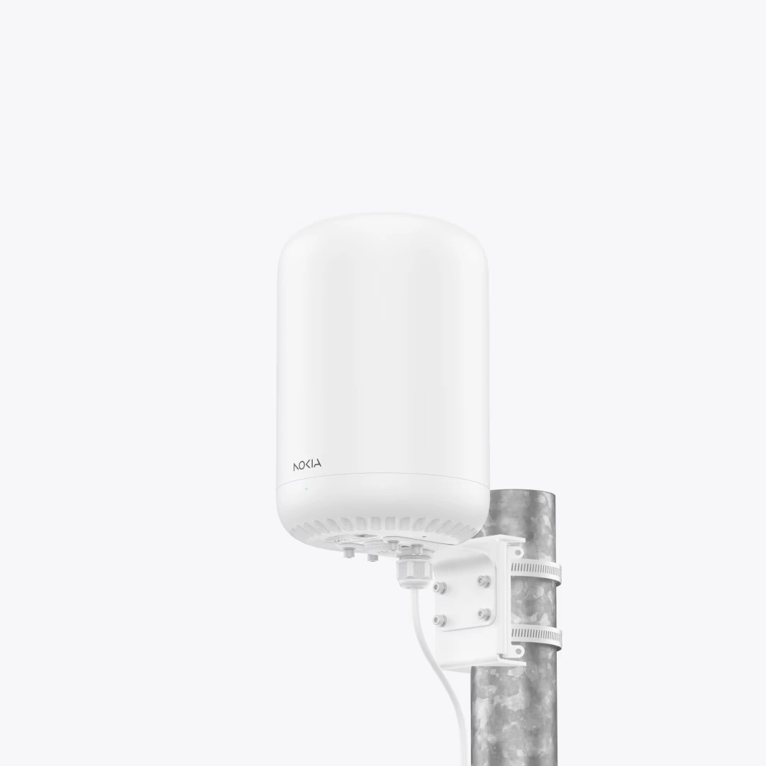 FastMile 5Gmm Receiver mounted on a pole